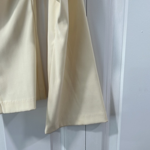 Pale yellow blazer with hook closure, size 9, dry clean only, flared sleeves - Picture 4 of 7